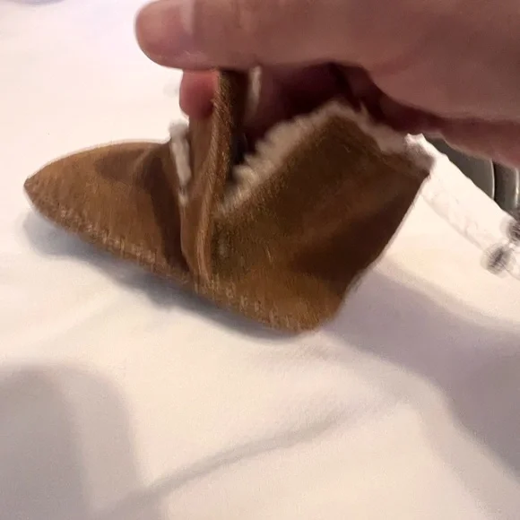 UGG Tan Shearling Baby Slippers NW/OT - Picture 5 of 10